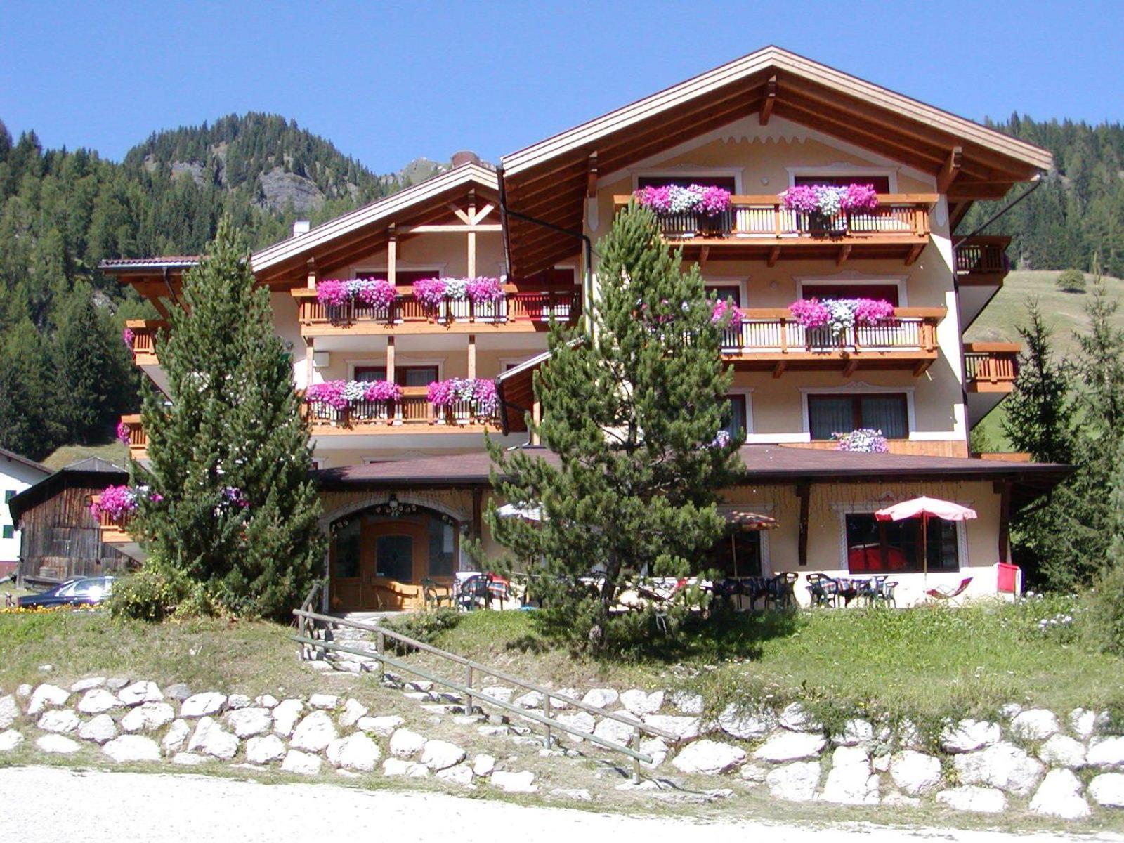 Hotel Dolomites Inn Canazei Exterior photo